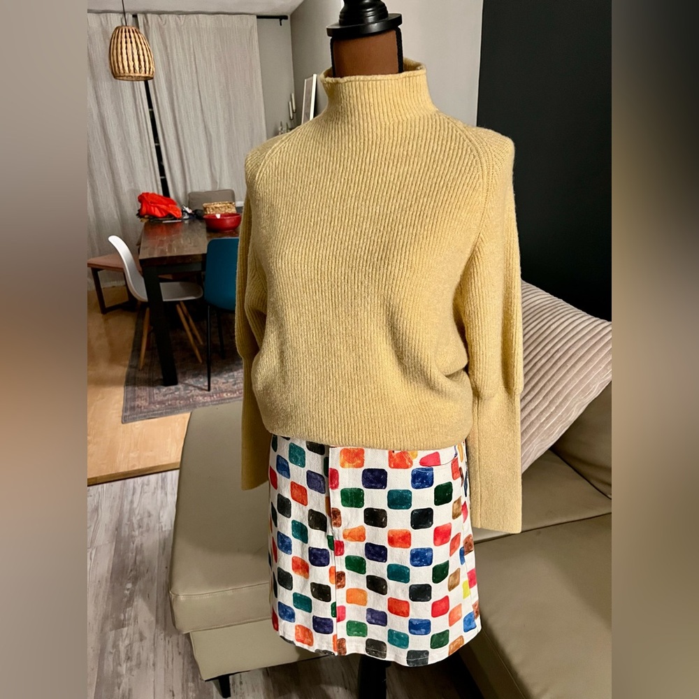 Cozy unique sweater. Like new. Color is like dry mustard ;)
Wash cold, lay flat.